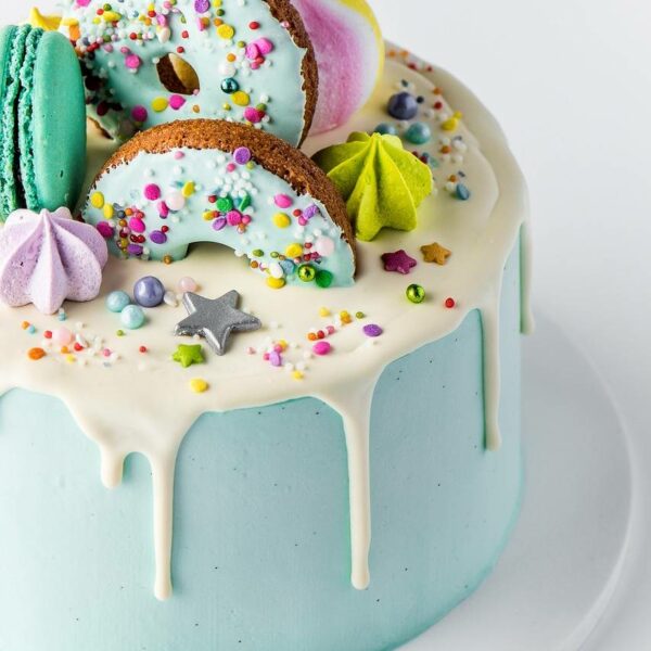 Decorated cakes with intricate frosting designs made during a cake decorating workshop.